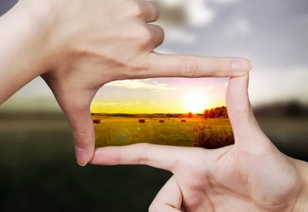 Ilustrasi seseorang fokus membaca jarak dekat